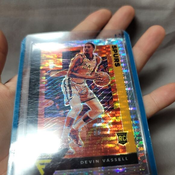 Devin Vassel 2020-21 Panini Flux holographic rookie card - San Antonio Spurs - Picture 10 of 14